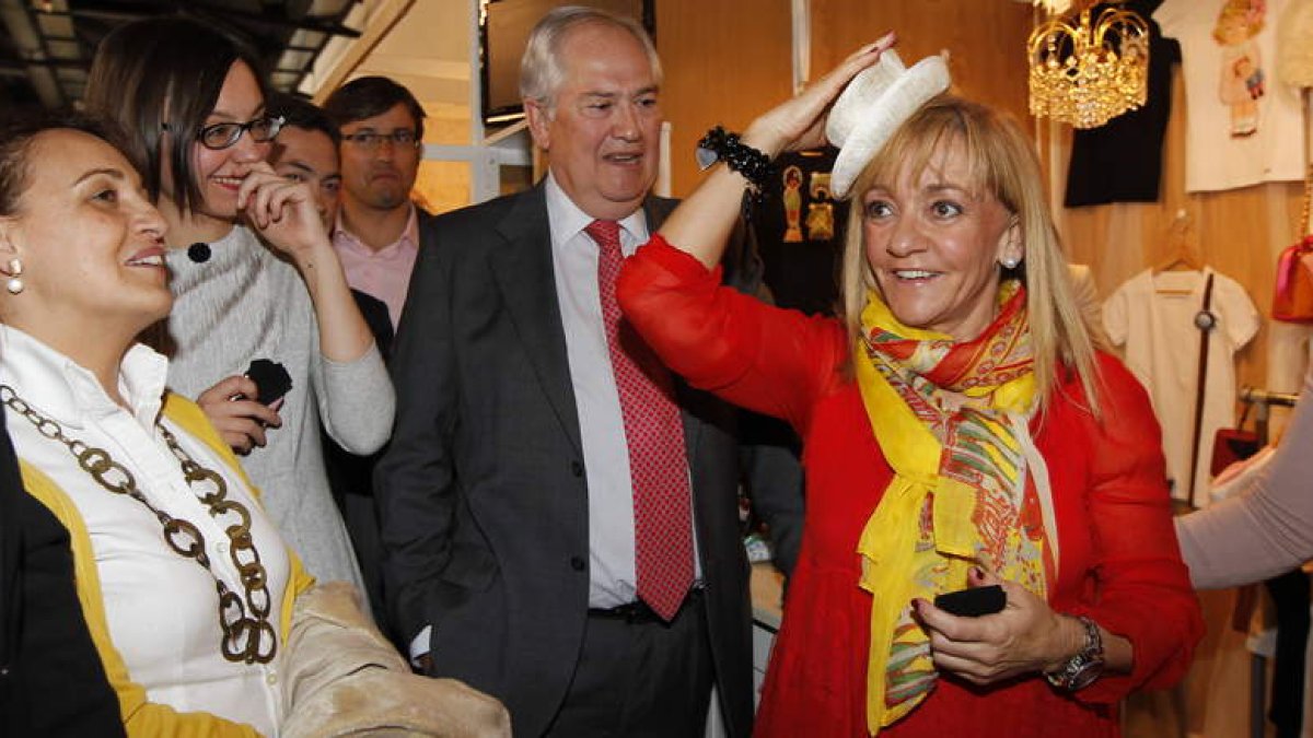 La presidenta de la Diputación, Isabel Carrasco, se prueba un tocado en la visita inaugural que realizó a León Moda.
