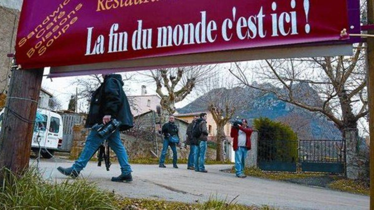 Un grupo de periodistas, ayer en Bugarach, cuyo restaurante no ha desaprovechado la ocasión de la leyenda esotérica para atraer clientes.