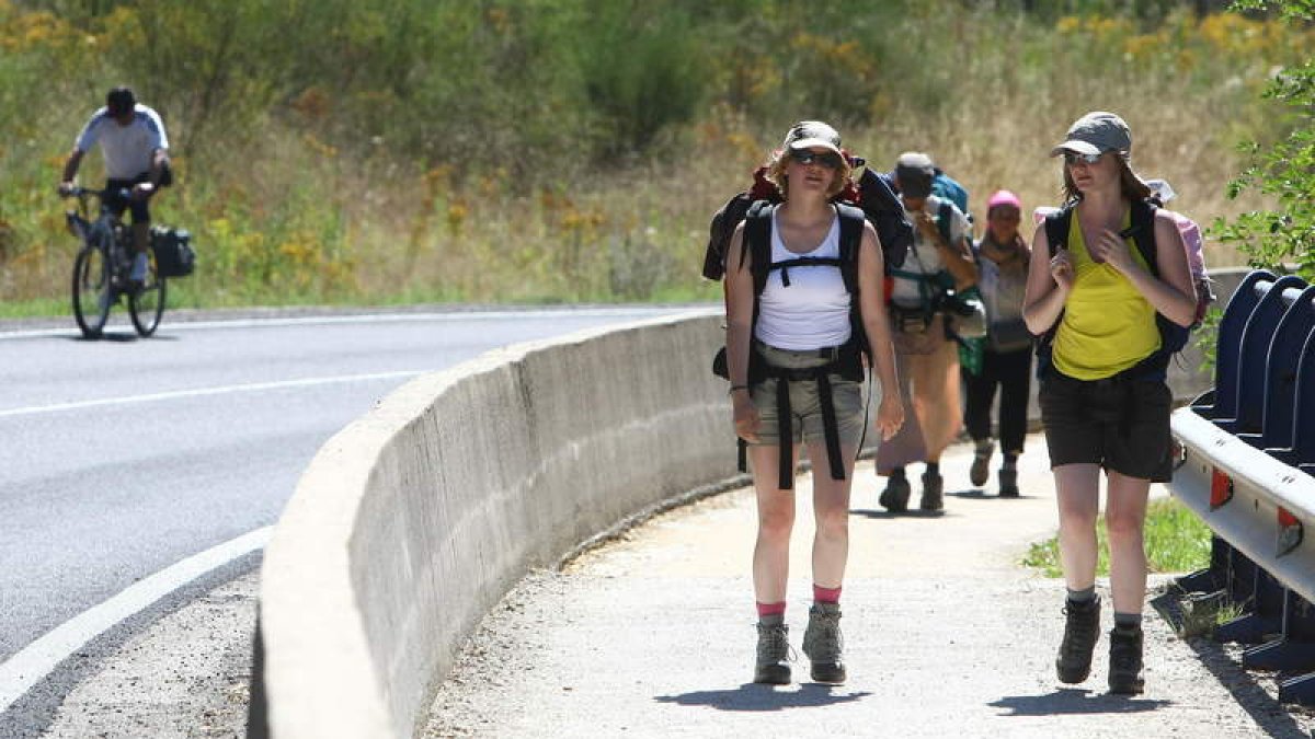 Peregrinos del Camino de Santiago a su paso por el Bierzo, en una imagen de archivo. L. DE LA MATA