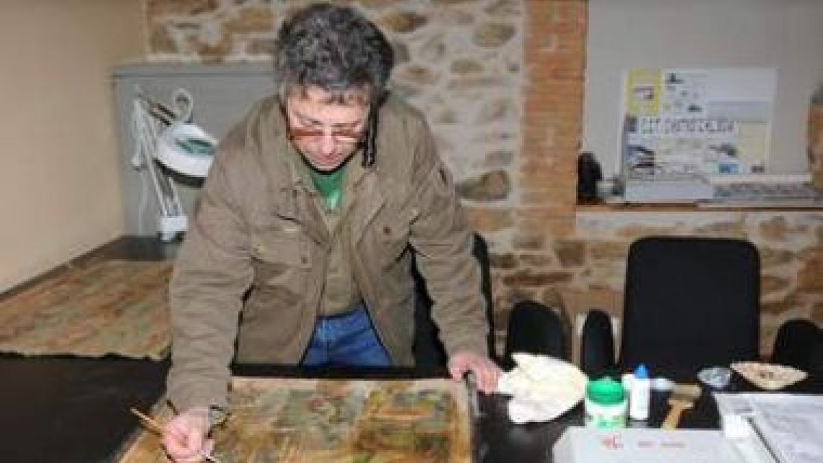 Rafael Rabanedo trabaja en una pieza, ayer en el taller de restauración del MAEC.