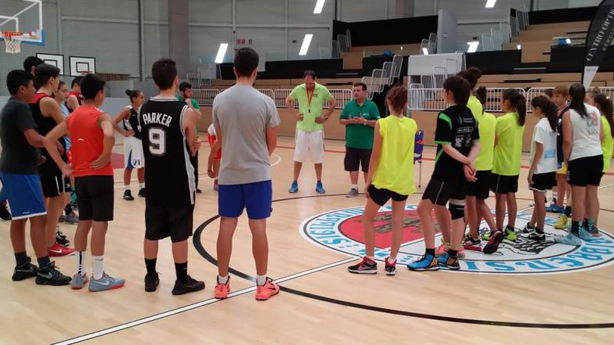 Chiqui Barros se dirige a los participantes del campus en la cancha del Bembibre Arena.