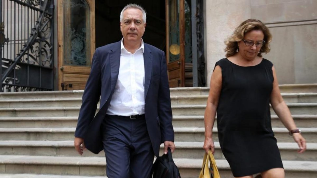 ere Navarro a la salida de la Audiencia de Barcelona.