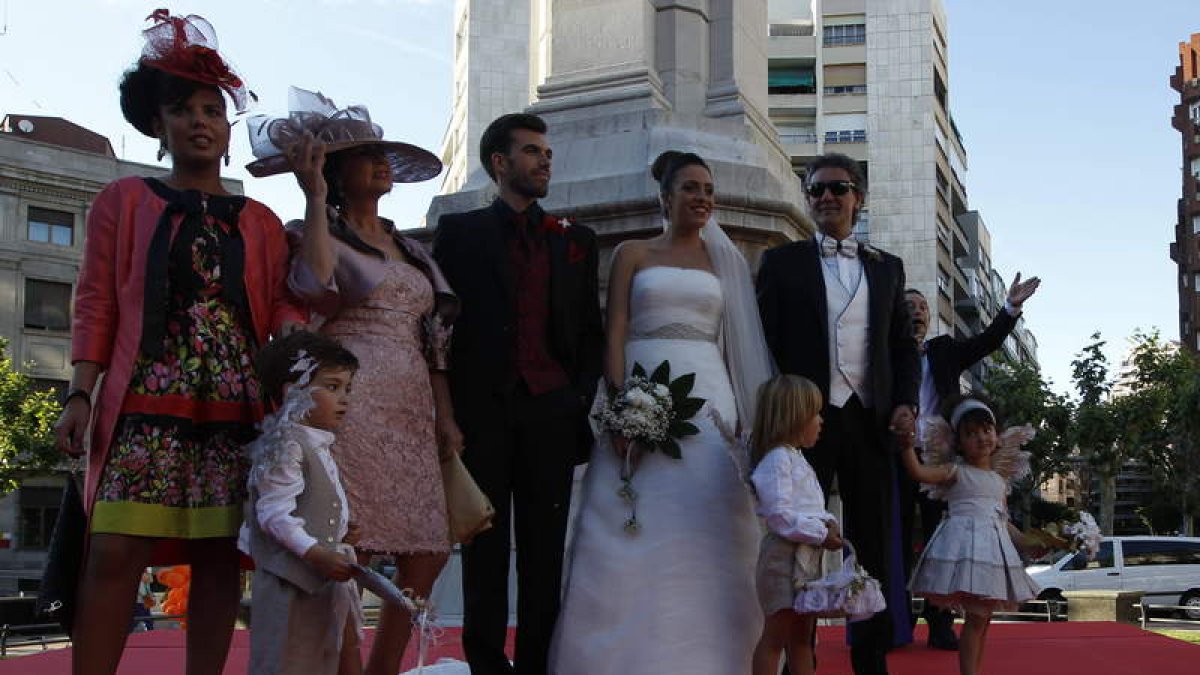 La pareja y los acompañantes posaron antes de comenzar el evento en La Inmaculada.