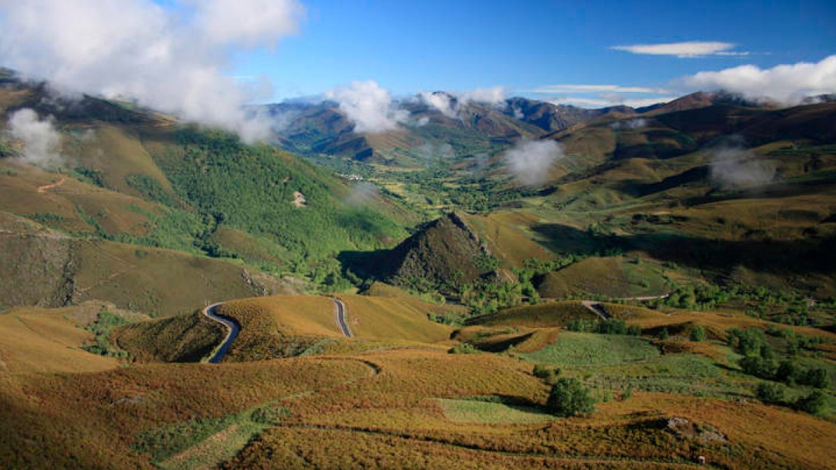 Valle de Ancares, en una imagen de archivo de una de las zonas más bellas del Bierzo. MANUEL FÉLIX