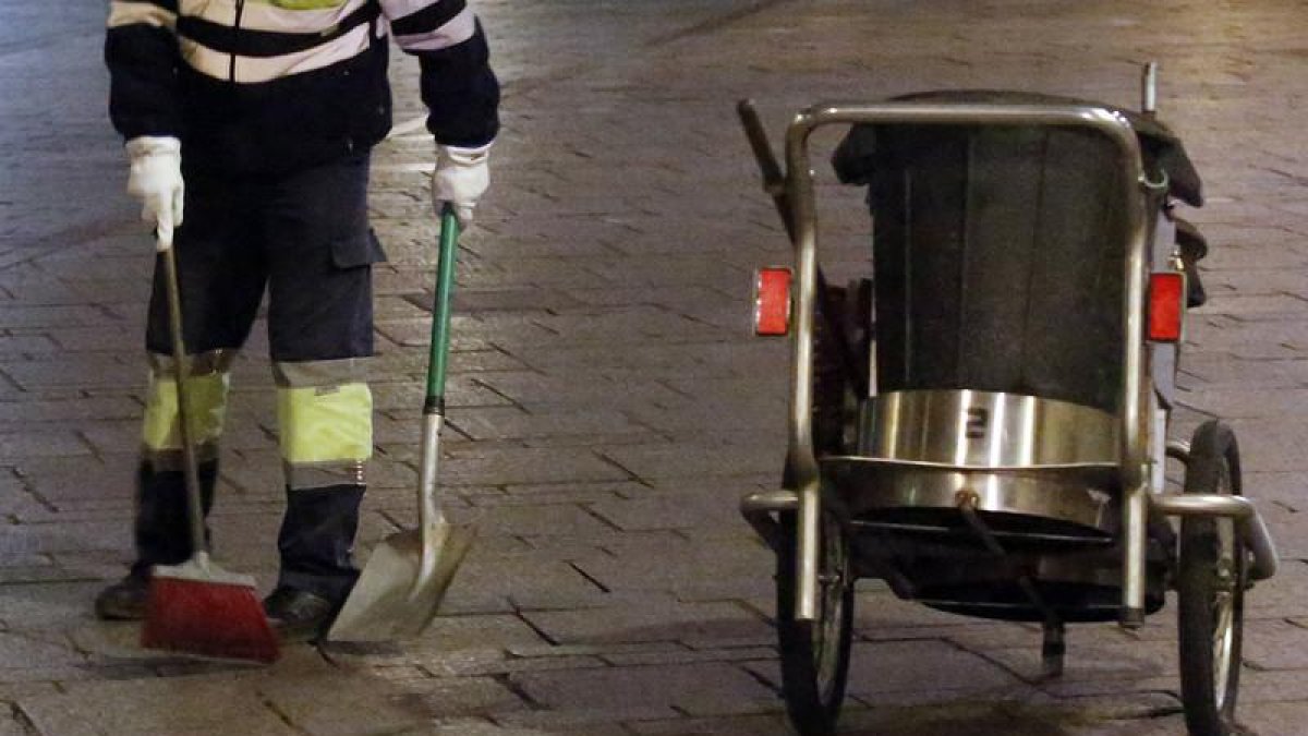 Un trabajador del servicio de limpieza urbano.
