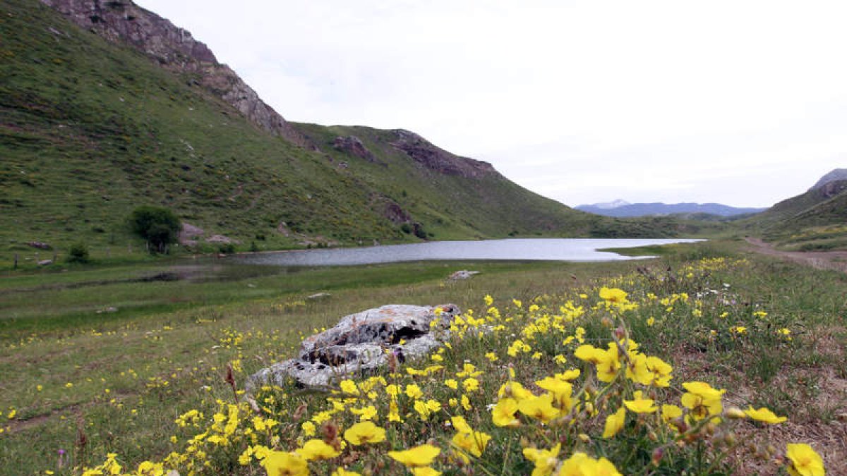 La laguna del Lago de Babia, un lugar enigmático enclavado en un espectacular paisaje.
