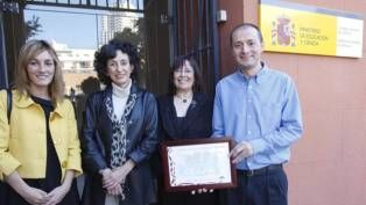 Ana Fernández, Mercedes Cabrera, Lola Abelló y Javier Barcia, con el premio al Ampa Tierno Galván