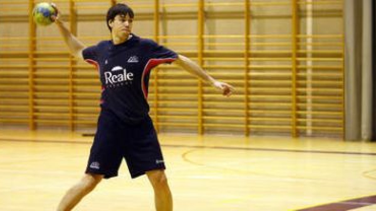 Mikel Aguirrezabalaga durante la sesión de entrenamiento que el Reale Ademar hizo ayer en el pabelló