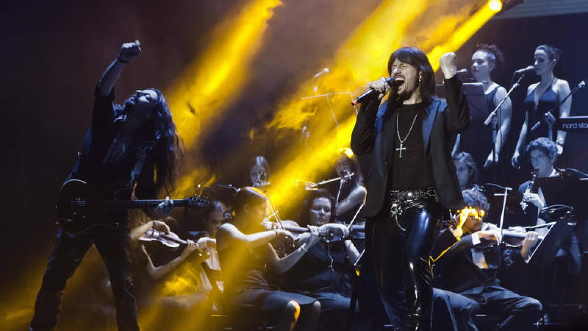 Una de las peculiaridades del espectáculo es la interpretación conjunta de banda de rock y orquesta sinfónica completa.