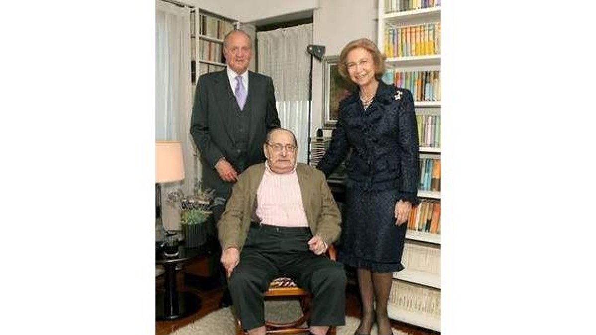 Los Reyes le felicitaron en su casa cuando ganó el Premio Vocento a los Valores Humanos en 2006.