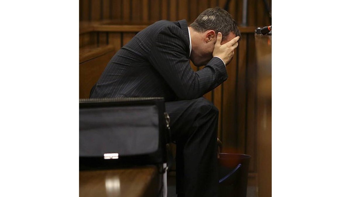 Oscar Pistorius vomita en un cubo, durante el testimonio del forense que realizó la autopsia a la novia del atleta.
