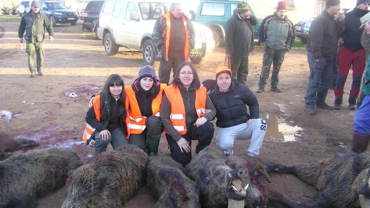 Las chicas de la cuadrilla Vegalión en la montería de Bécares.