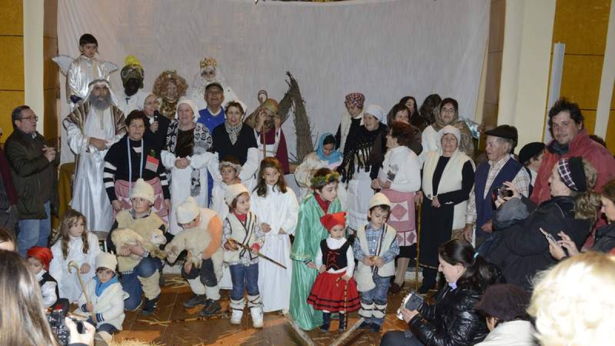 Los participantes en el auto sacramental tras la escenificación de ayer.