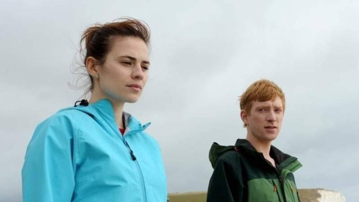 Capítulo de la serie Black Mirror en el que una mujer resucita a su pareja fallecida en forma de Inteligencia Artificial. DL
