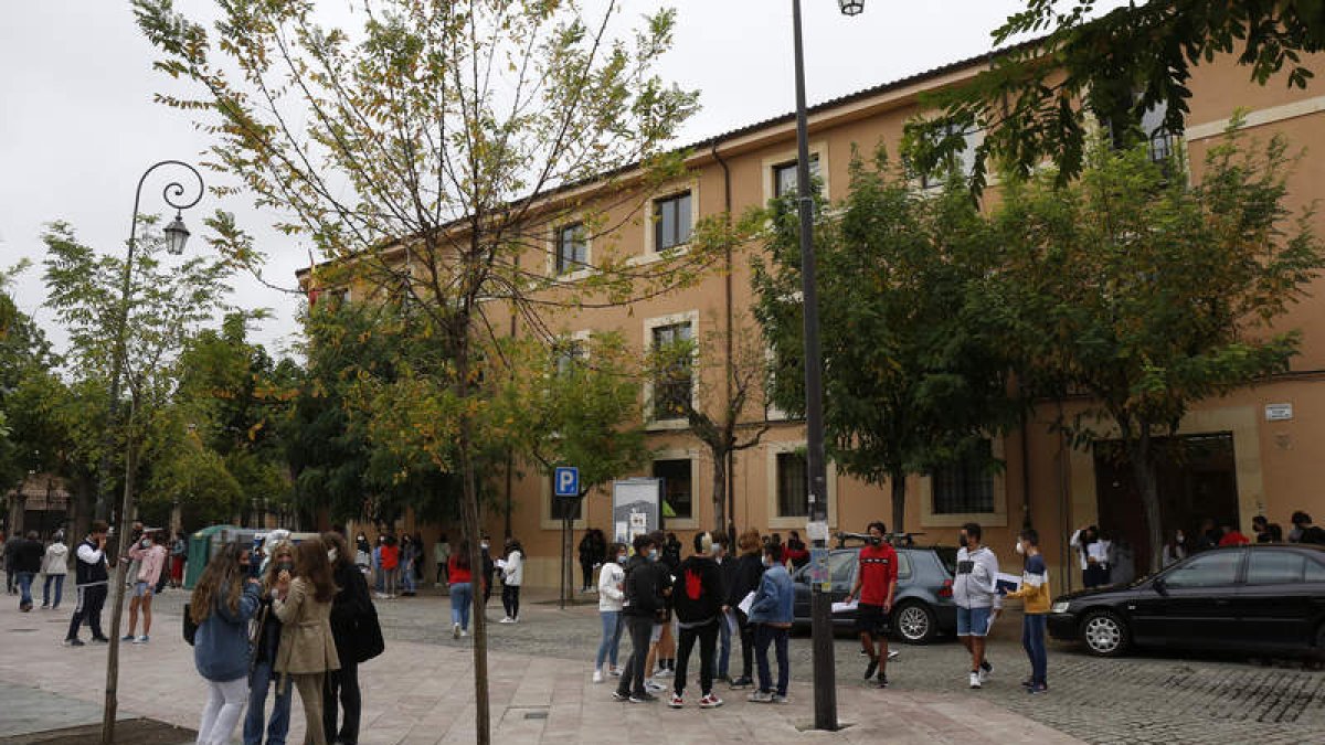 Alumnos a las puertas de un instituto de la capital leonesa. FERNANDO OTERO