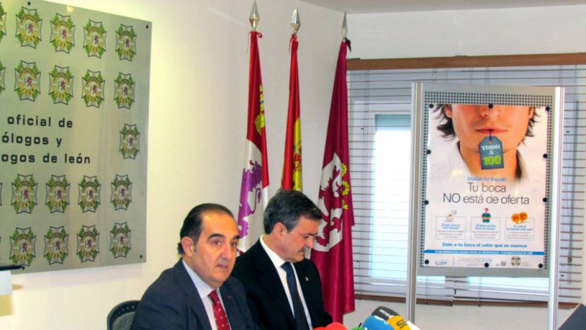 José Sevilla, presidente del Colegio de Odontólogos y Estomatólogos de León, y Francisco José García, vicepresidente del Colegio.