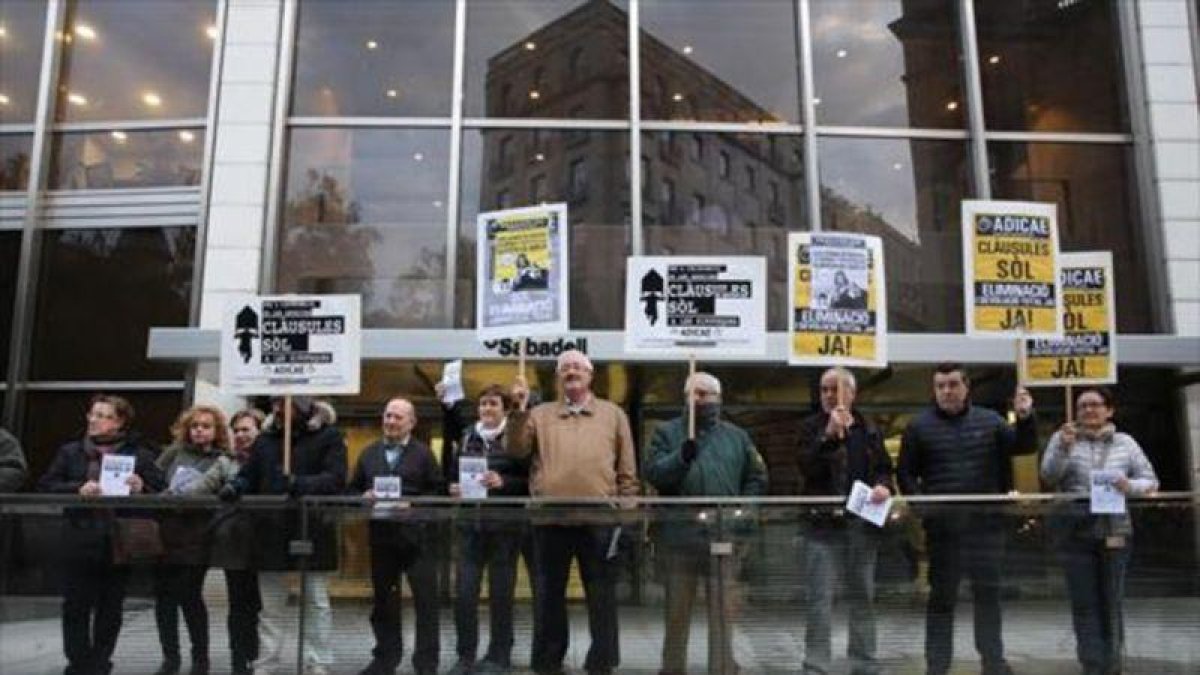 Manifestación de Adicae contra las entidades que no han devuelto la cláusula suelo en Barcelona.