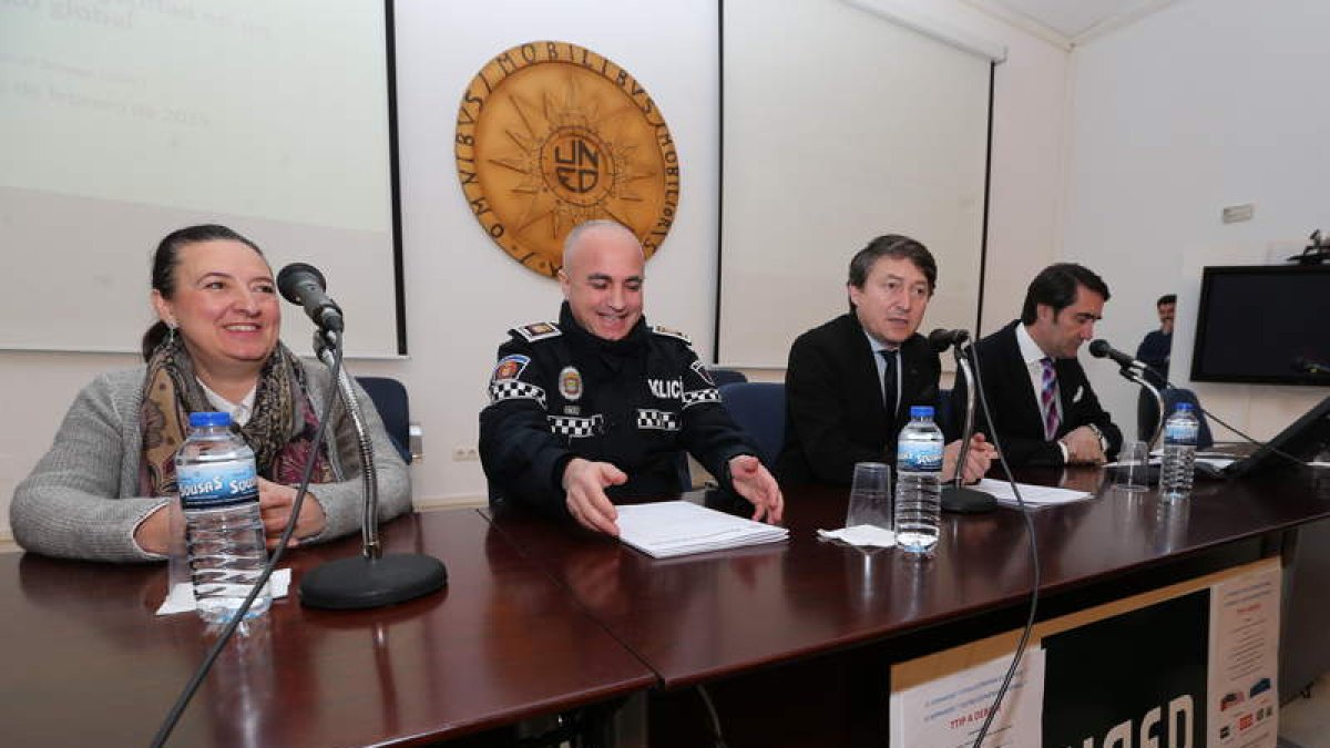 Isabel Bazaga, Arturo Pereira, Samuel Folgueral y Juan Carlos Suárez-Quiñones, ayer en la Uned.