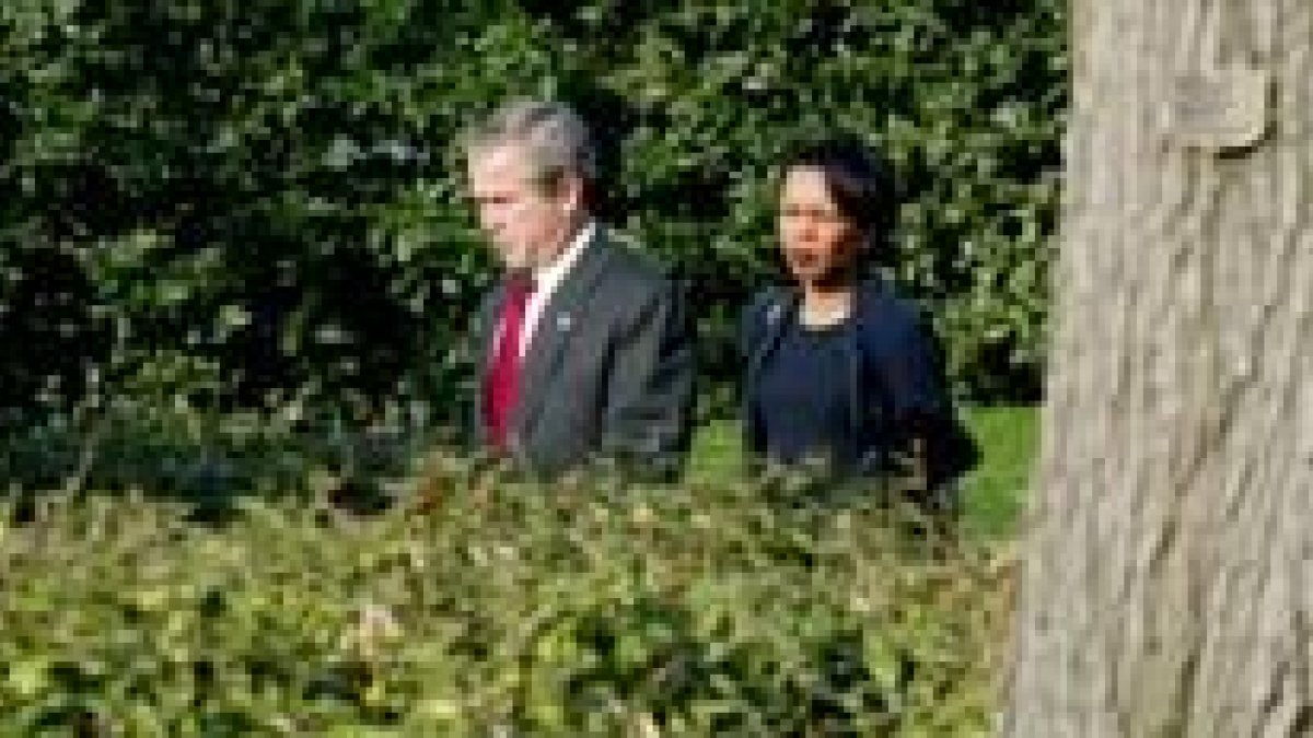 George W. Bush, ayer, en los jardínes de la Casa Blanca