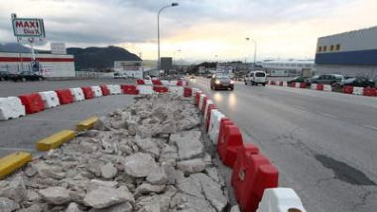 La señalización de la obra, ayer, dibuja el perfil de la avenida de acceso por Montearenas.