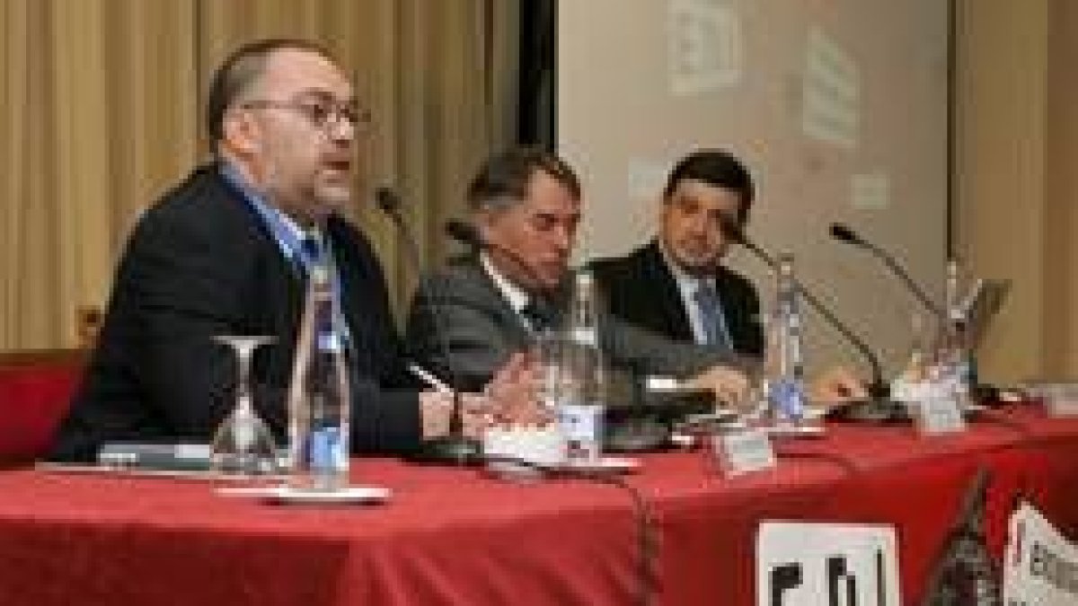 Víctor Domingo, Francisco Álvarez y Enrique Martínez en la inauguración del encuentro de internautas