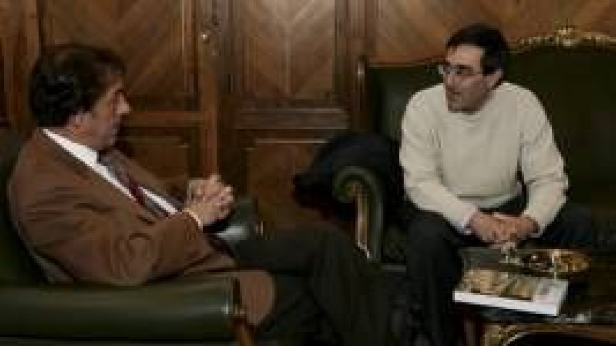 García-Prieto conversa en su despacho con Manuel Rodríguez Pascual sobre la escuela de pastores