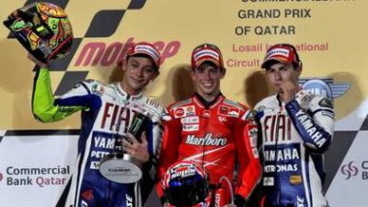 El piloto australiano Stoner entre Valentino Rossi y Jorge Lorenzo