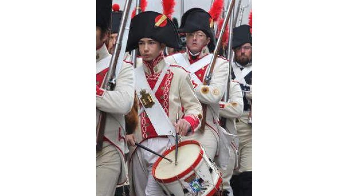 Los recreadores, durante el desfile de ayer.