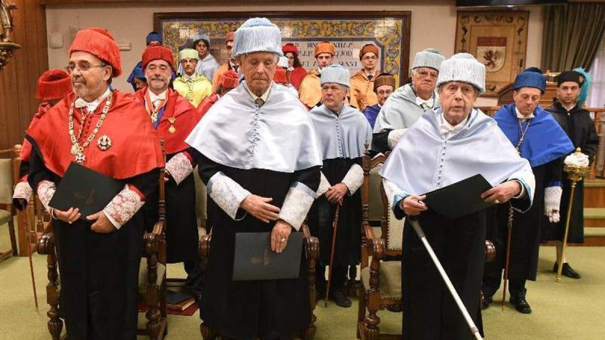 Los tres nuevos doctores, distinguidos con los birretes de su rama del conocimiento. RAMIRO