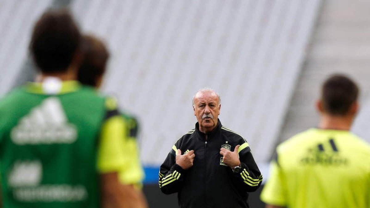 Del Bosque da instrucciones a sus jugadores durante el entrenamiento previo al partido