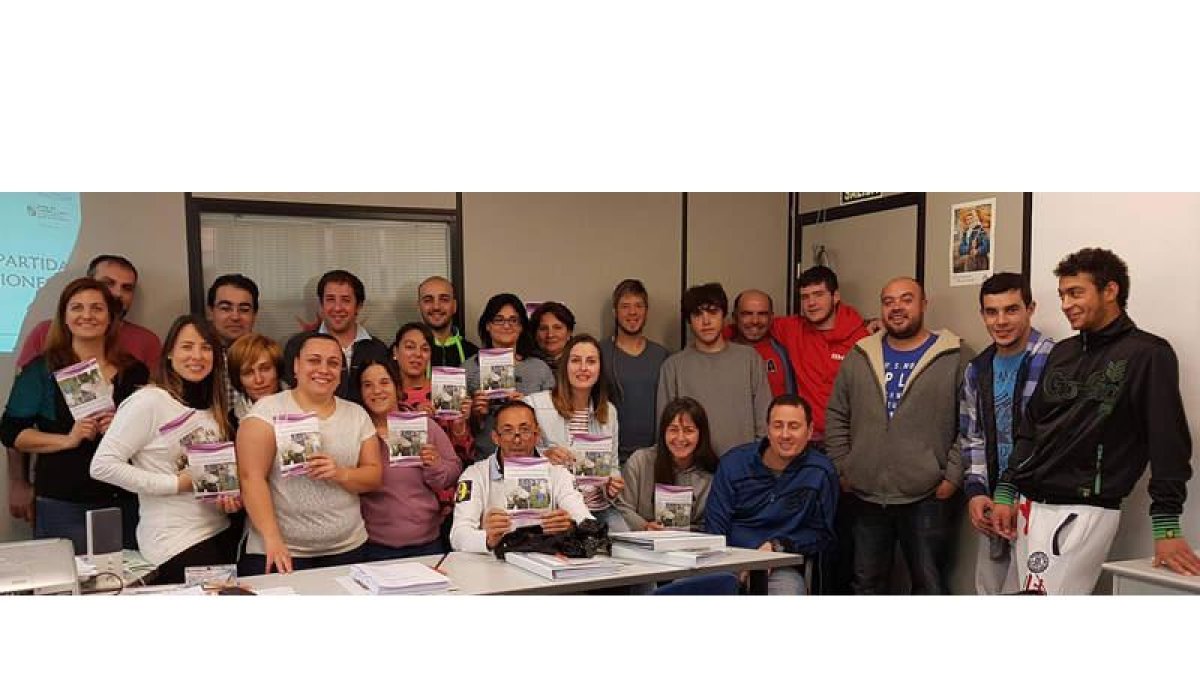 Foto de familia de los participantes en la jornada informativa celebrada ayer en León. DL