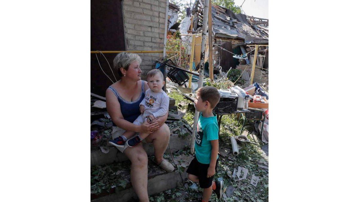 Imagen de una familia tras el estallido de un misil en su casa cercana a Kiev. SERGEY DOLZHENKO