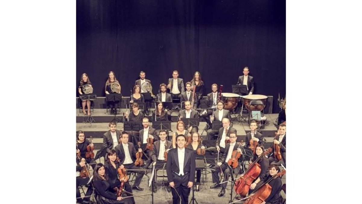 De izquierda a derecha, la orquesta Ciudad de Ponferrada, los protagonistas de ‘Tanatorio’ y el Ballet Imperial Ruso. DL