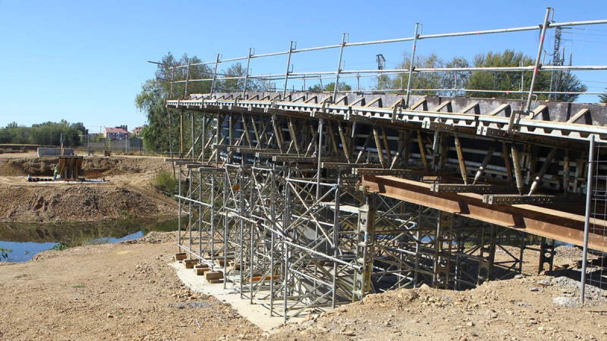 Estructura preparada para la instalación de una pasarela.