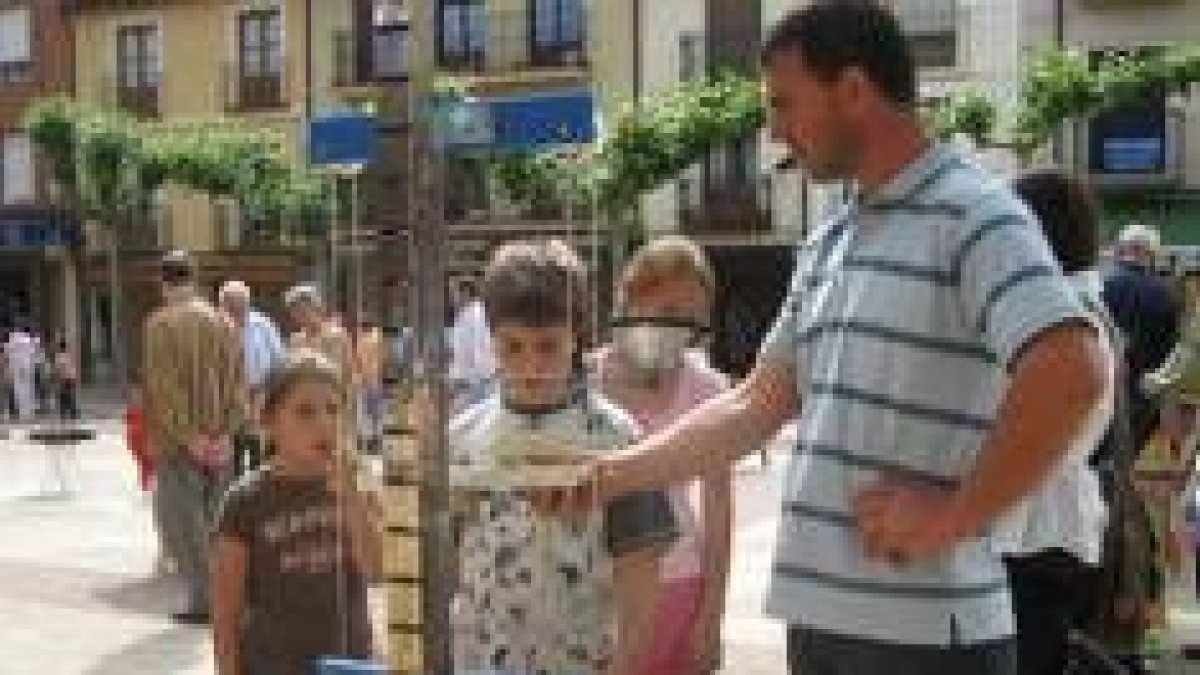 La calle se convirtió ayer en una ludoteca con juegos de reciclaje