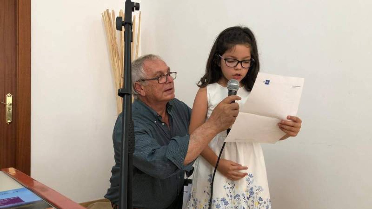 Más de un centenar de asistentes abarrotó la Casa del Concejo de Villamejil para disfrutar de un acto para poner en valor en legado histórico del Reino de León. DL