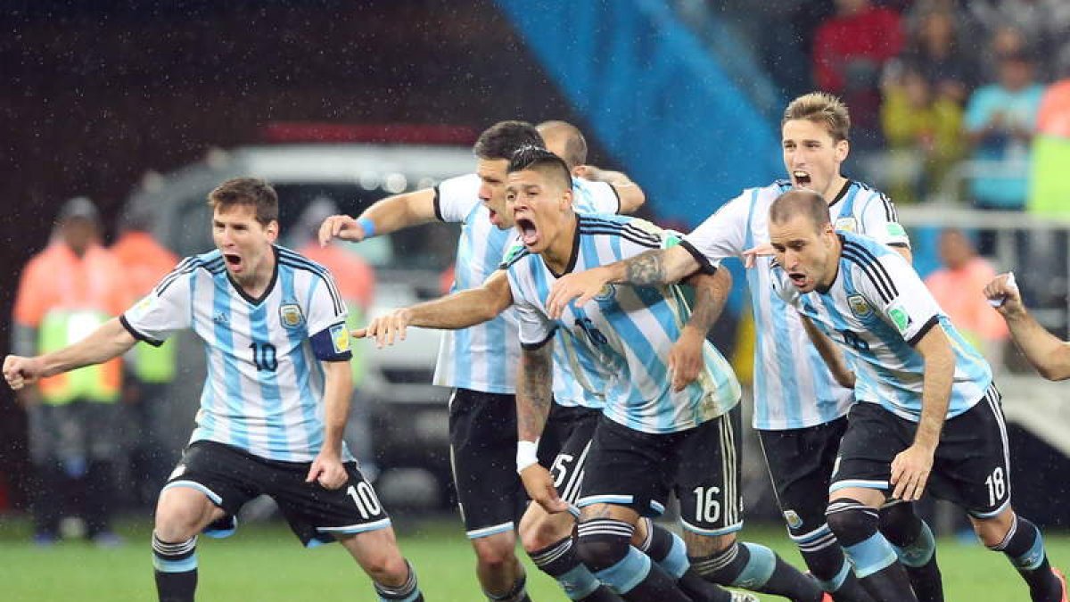 Los argentinos corren eufóricos después de conseguir su pase a la final de un Mundial tras una larga espera de 24 años.