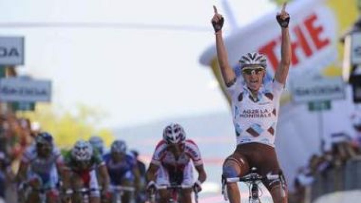 John Gadret celebra su triunfo en la meta de Castelfidardo por delante de Purito Rodríguez.