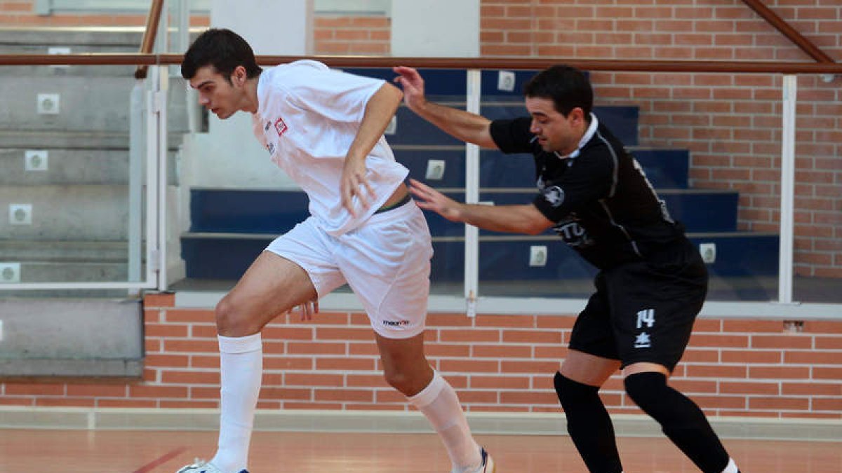 Pablo se lleva el balón ante la oposición de Marquitos.