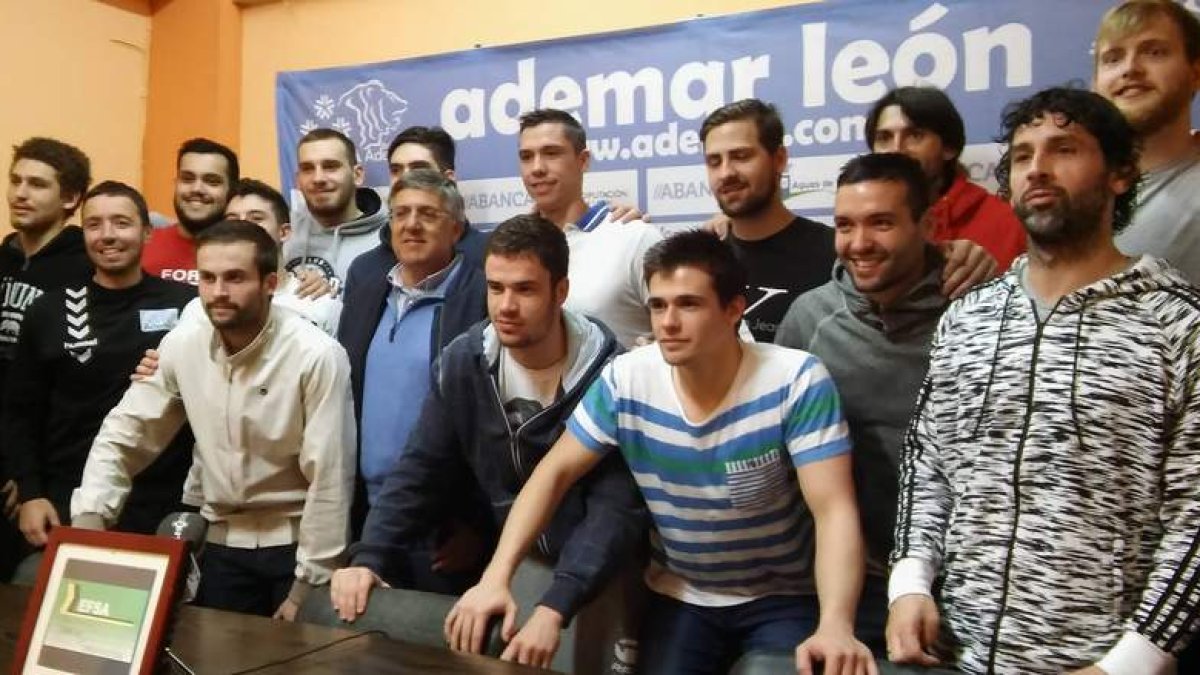 El lateral vasco del Abanca Ademar anunció ayer que deja el equipo leonés rodeado por sus compañeros en la sala de prensa del Palacio. MARCIANO