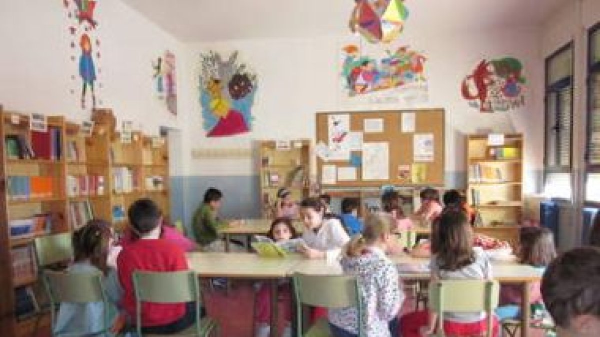 Los más mayores leyeron un cuento a los más pequeños.