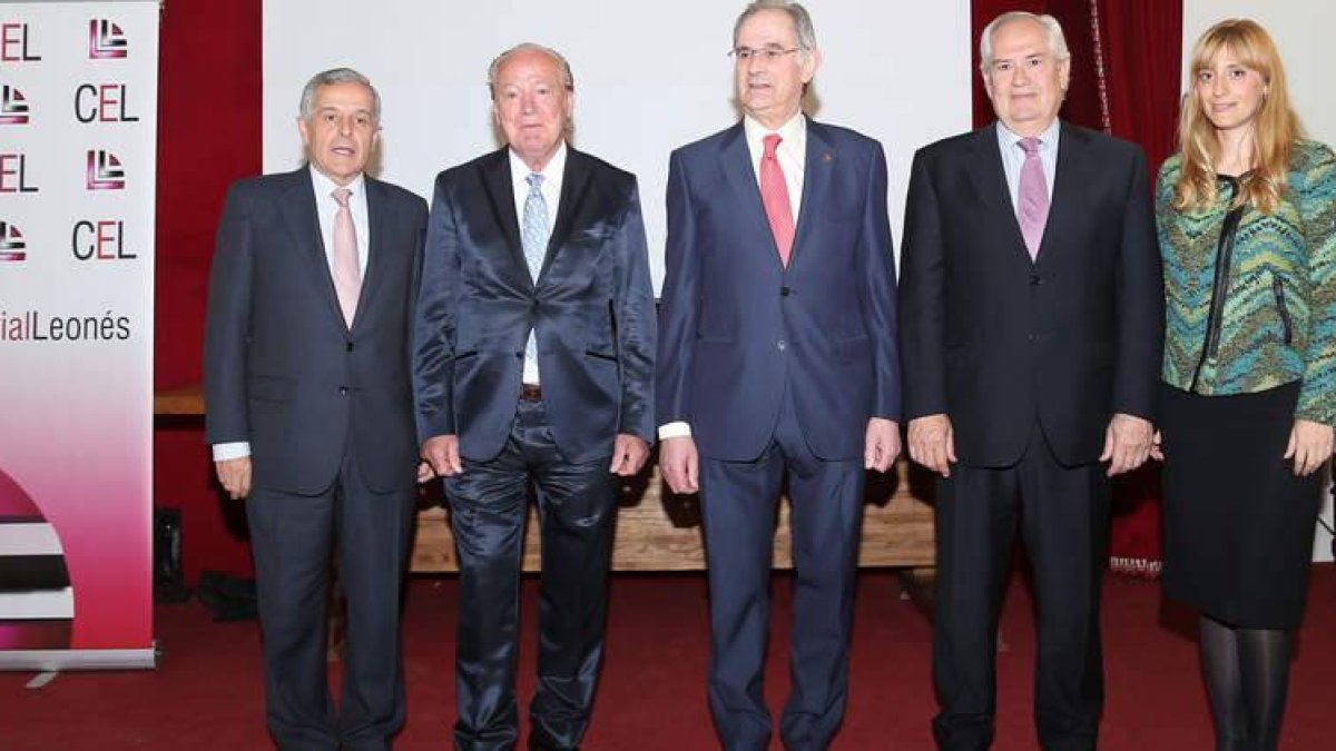 Emilio Gutiérrez, Julio Iglesias Cubría, Emilio de la Puente, Guillermo García y Mar Sancho, durante la entrega del premio.