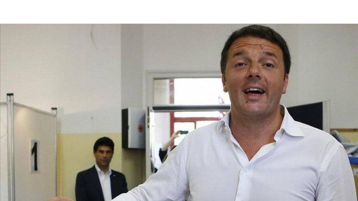 Matteo Renzi deposita su voto.