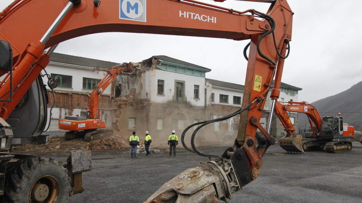 JESÚS F, SALVADORES