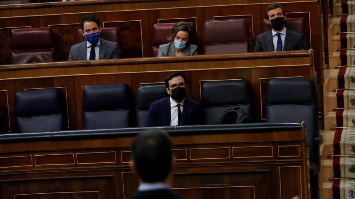 Pedro Sánchez, de espaldas, se dirige a la bancada del PP durante la sesión en el Congreso. CHEMA MOYA