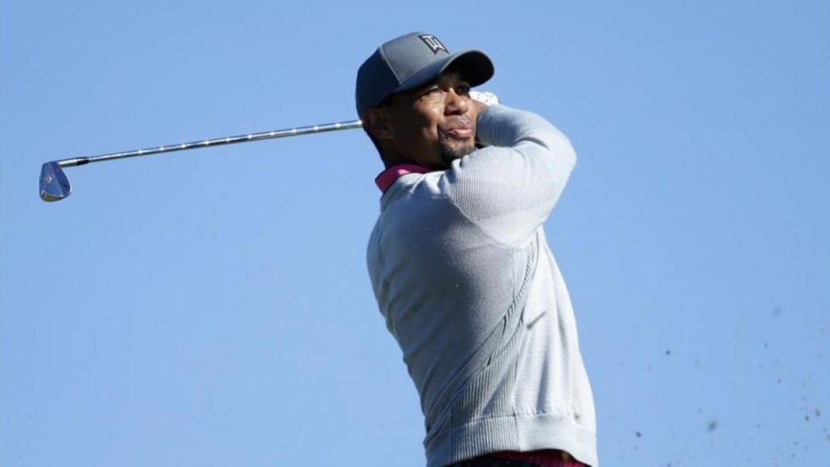 Tiger Woods golpea la bola en la primera vuelta del torneo celebrado en Torrey Pines, en San Diego (EEUU).