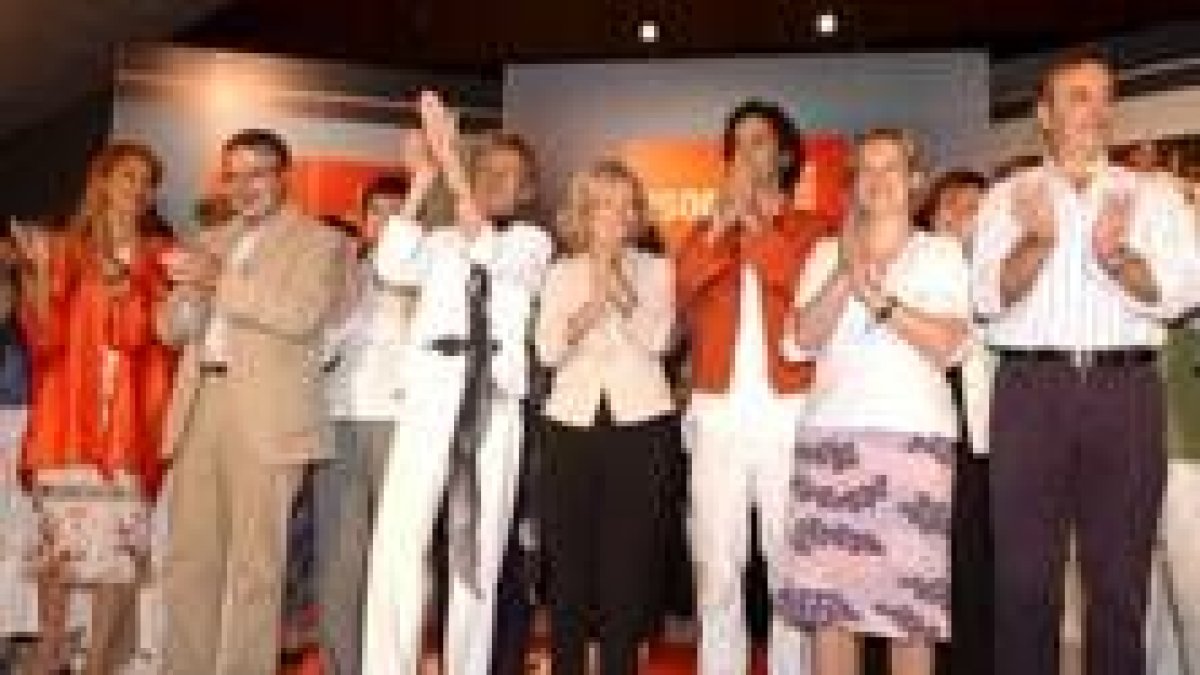 La vicepresidenta Fernández de la Vega junto a los asistentes al acto «Avanzamos hacia la igualdad»