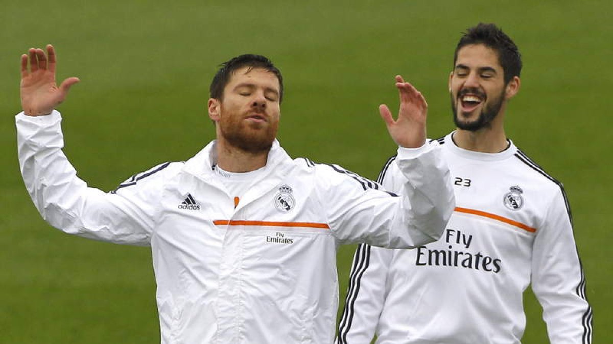 Xabi Alonso, a la izquierda, junto a Isco durante un entrenamiento en Valdebebas.