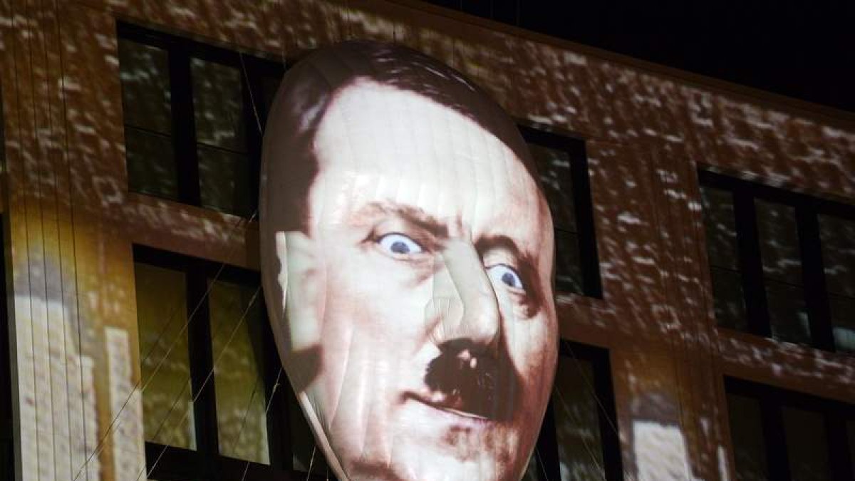 Unos almacenes de Berlín con el retrato de Hitler en la fachada