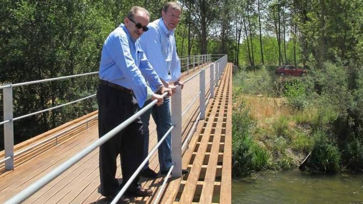 Silván durante la Ruta Jacobea visitó la pasarela sobre el Porma instalada para los peregrinos.